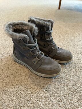 Sorel Women's Gray Faux-Fur Lined Winter Boots